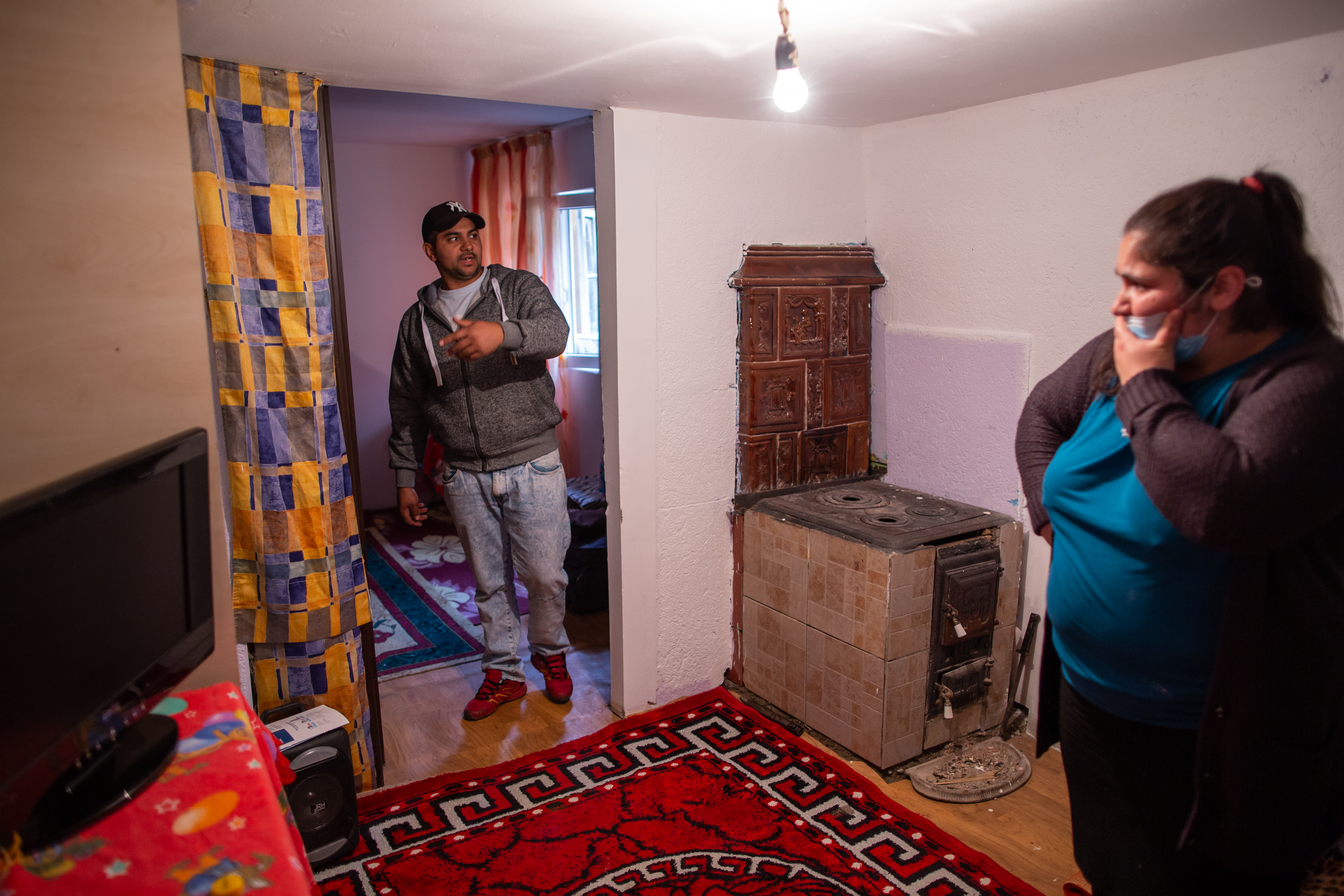 Cum au ajuns tatăl și fiica să fie colegi în clasa a VI-a și înțelepciunea romilor învățați cu discriminarea