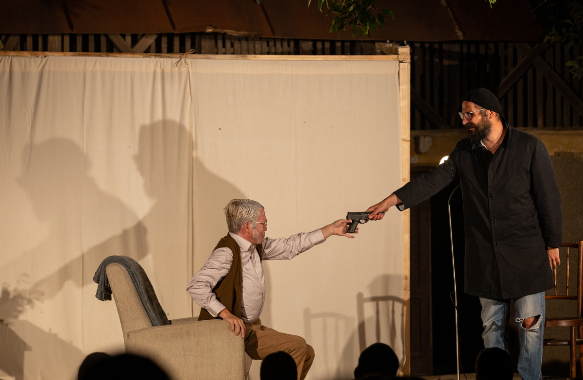 “Cultură’n șură”. O trupă de tineri artiști transformă curțile sătenilor în scene de teatru, de opt ani: “Dacă locuiești într-un sat, nu înseamnă că trebuie să fii izolat cultural”