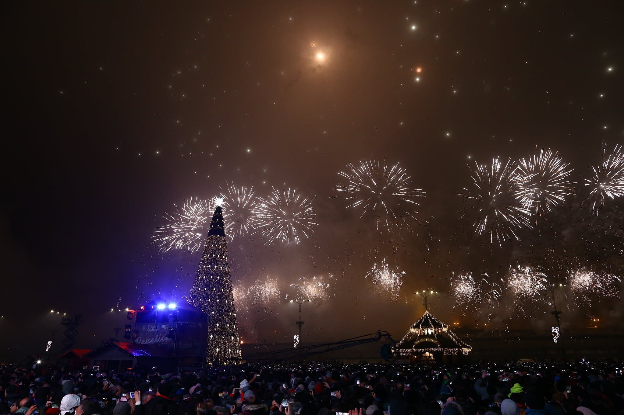 GALERIE FOTO | Am intrat în anul 2019! 60.000 de bucureșteni în stradă în noaptea de Revelion! Focul de artificii din Piaţa Constituţiei a durat 15 minute!