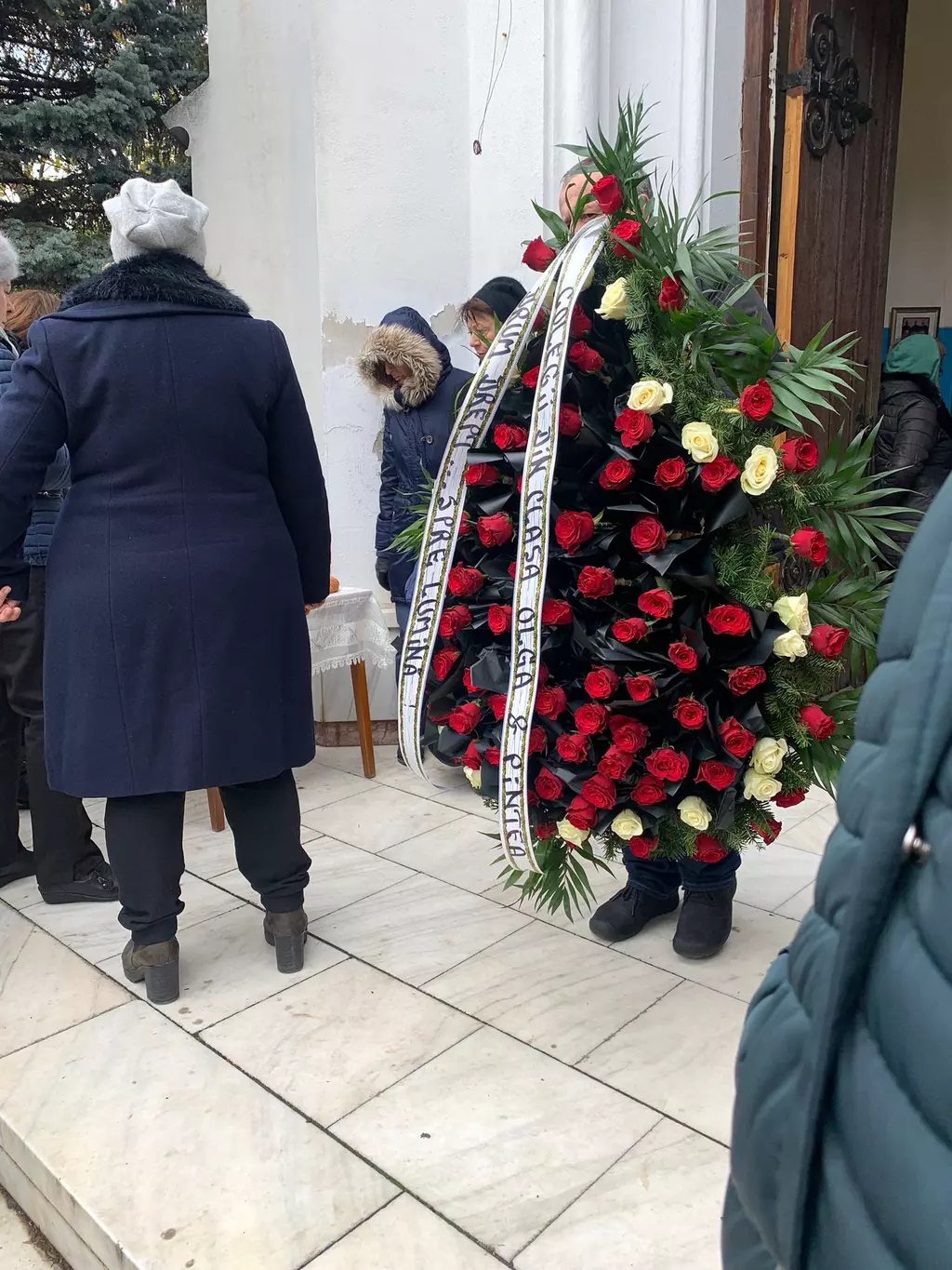 Primul soț al Ronei Hartner a venit la înmormântarea artistei. Rocco Sedano a însoțit-o pe fiica lui, Rita Sumalya FOTO