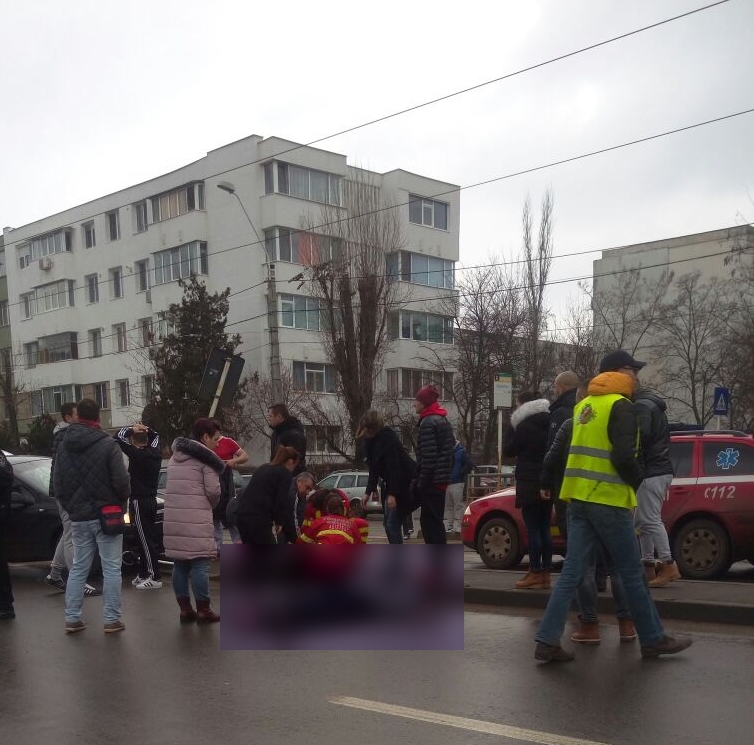 Doi copii și o femeie, răniți de o mașină pe trecerea de pietoni în Galați | FOTO