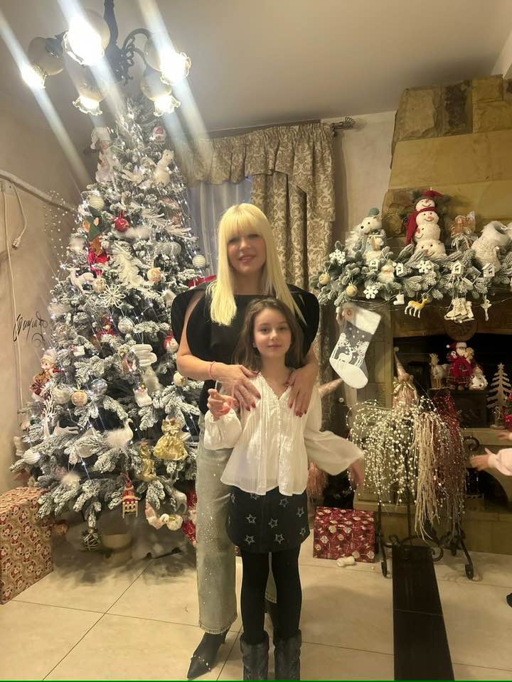 Elena Udrea, apariție spectaculoasă în rolul de nașă. Imagini cu rochia roșie cu trenă aleasă pentru marele eveniment