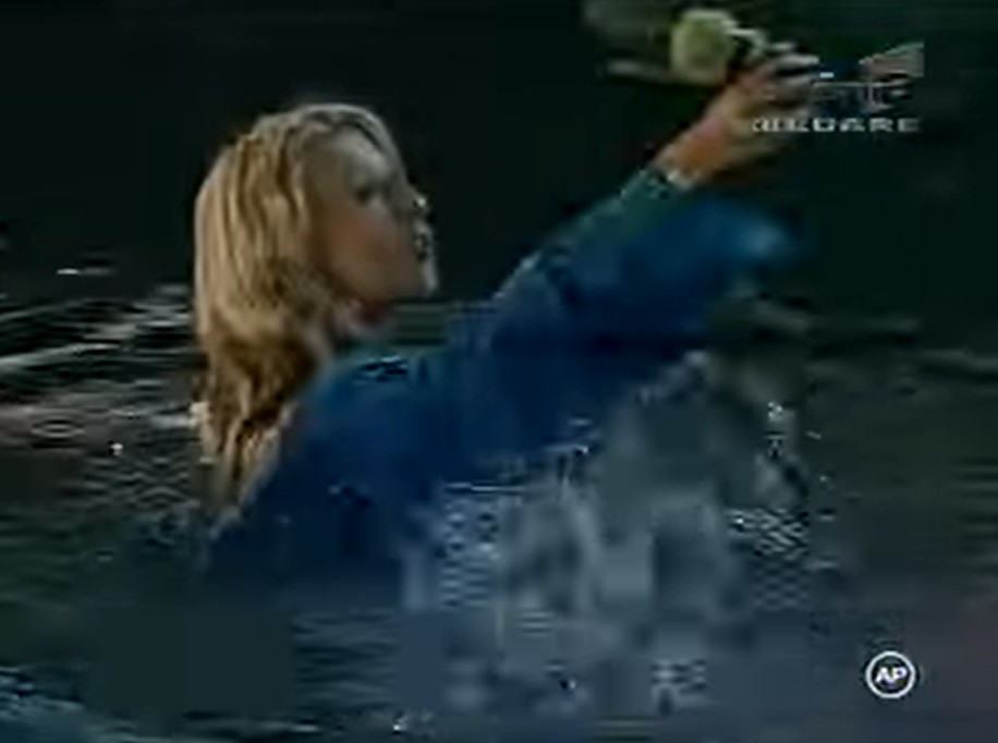 Momentul în care Andreea Bălan a fost împinsă în piscină de Elena Cârstea, în direct, la TV. Artista nu a uitat incidentul stânjenitor