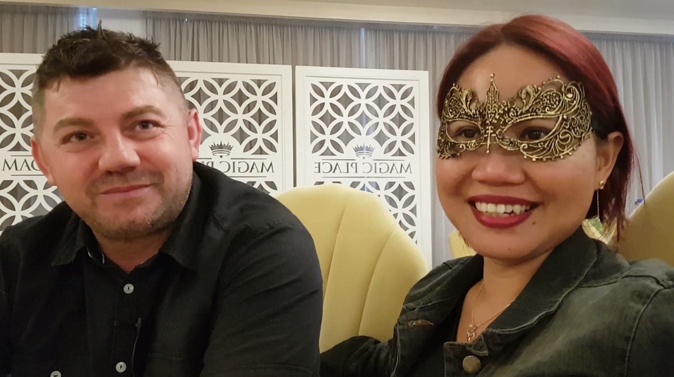 VIDEO/ Cum petrec filipinezele din România de Halloween. Dansează pe „Thriller” îmbrăcate în vrăjitoare