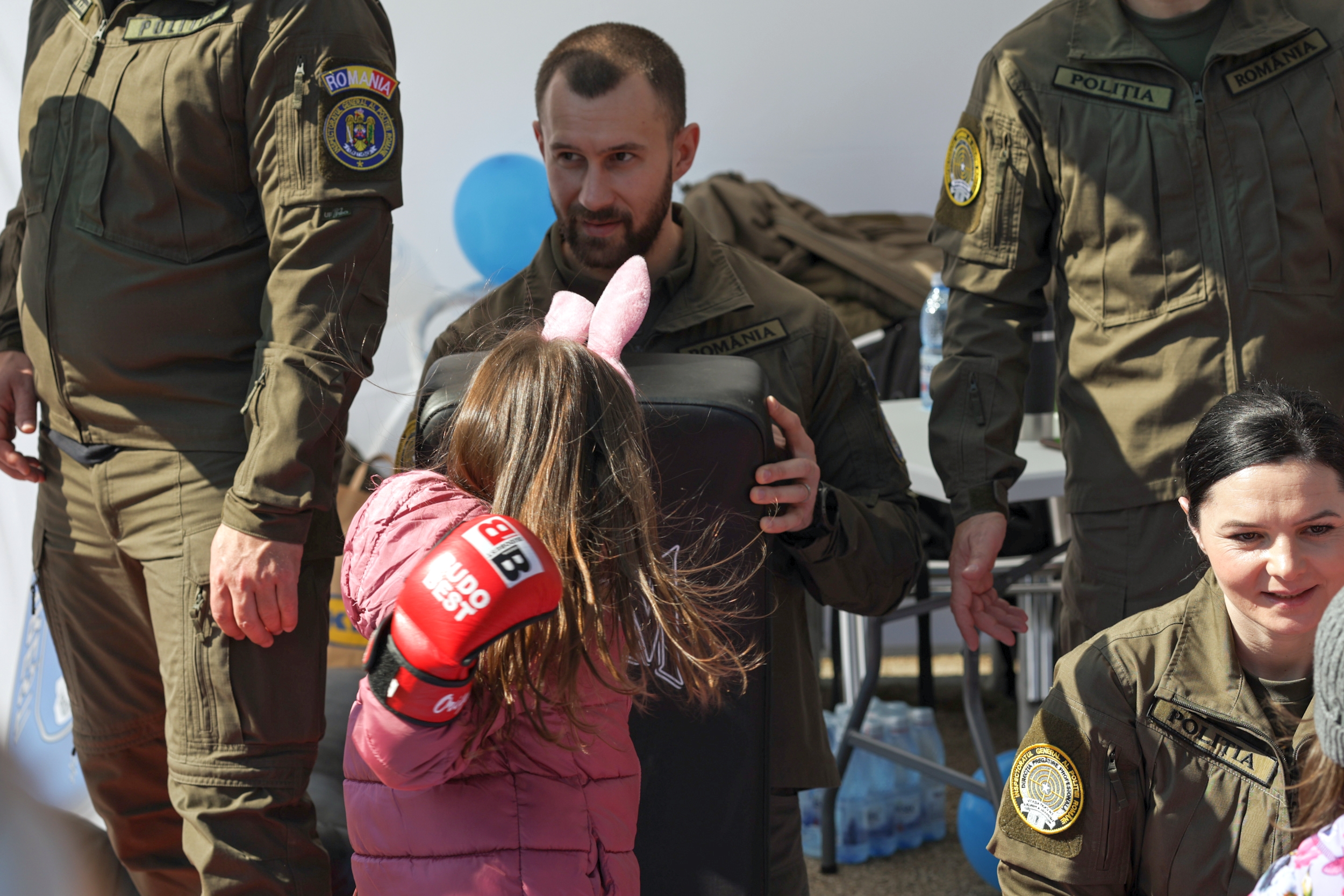 FOTO. Ziua Poliției Române, sărbătorită în avans. Sute de persoane în Parcul Herăstrău, unde au putut vedea echipamentele din dotarea Poliţiei