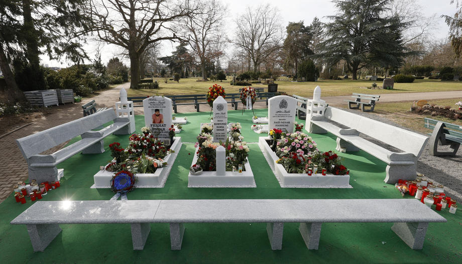 Svastici desenate pe pozele victimelor din atacul rasist de la Hanau, în care a fost ucis și un român. Poliția îi caută pe cei care au vandalizate două memoriale