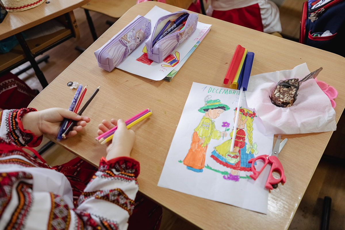 SPERANȚĂ. Într-o școală din Olt, o profesoară îi învață pe copiii cu părinți în străinătate să creadă că tinerii pot reuși și în țară: „Se pot realiza oriunde, numai să găsească oamenii potriviți”