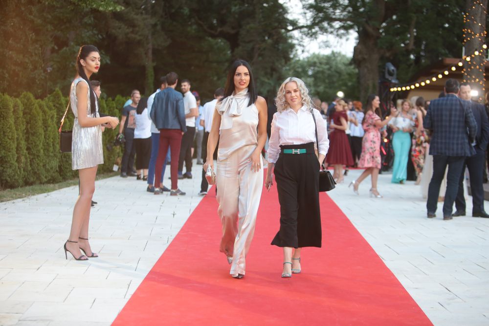 GALERIE FOTO/ Lavinia Pîrva și-a schimbat stilul vestimentar, de când e femeie căsătorită. Cum și-a făcut apariția la VIVA! Party 2018