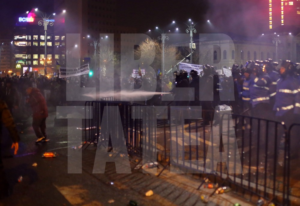 Violențe între ultrași și jandarmi, miercuri seară, în Capitală, pe finalul protestelor / FOTO & VIDEO