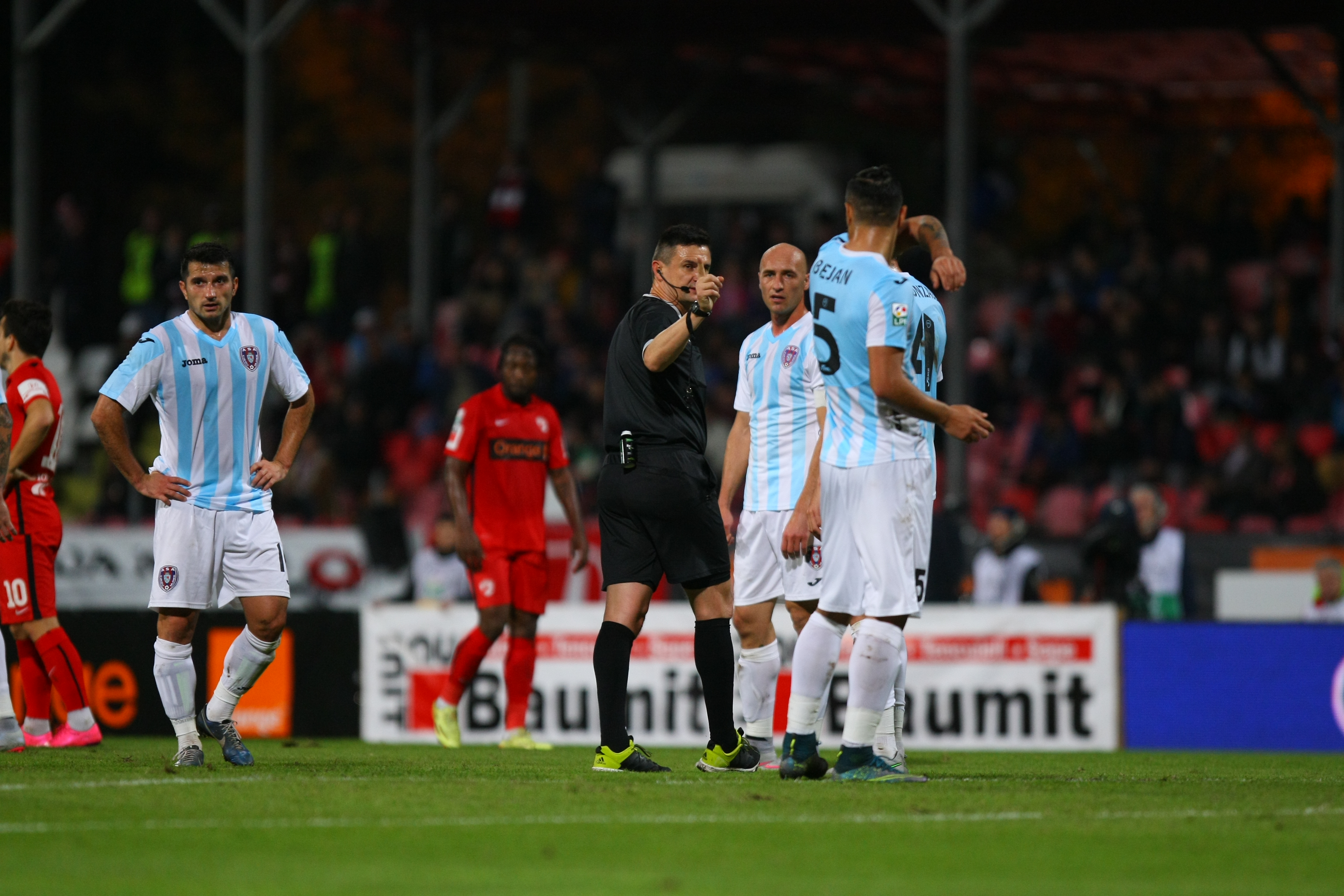 LIGA I LA FOTBAL, etapa a 14-a / Scandal după meciul Dinamo - ASA Tîrgu Mureș 2-1. ^Ardelenii protestează oficial printr-un comunicat în care reclamă un ”fault evident și lipsă de fair-play”! GALERIE FOTO
