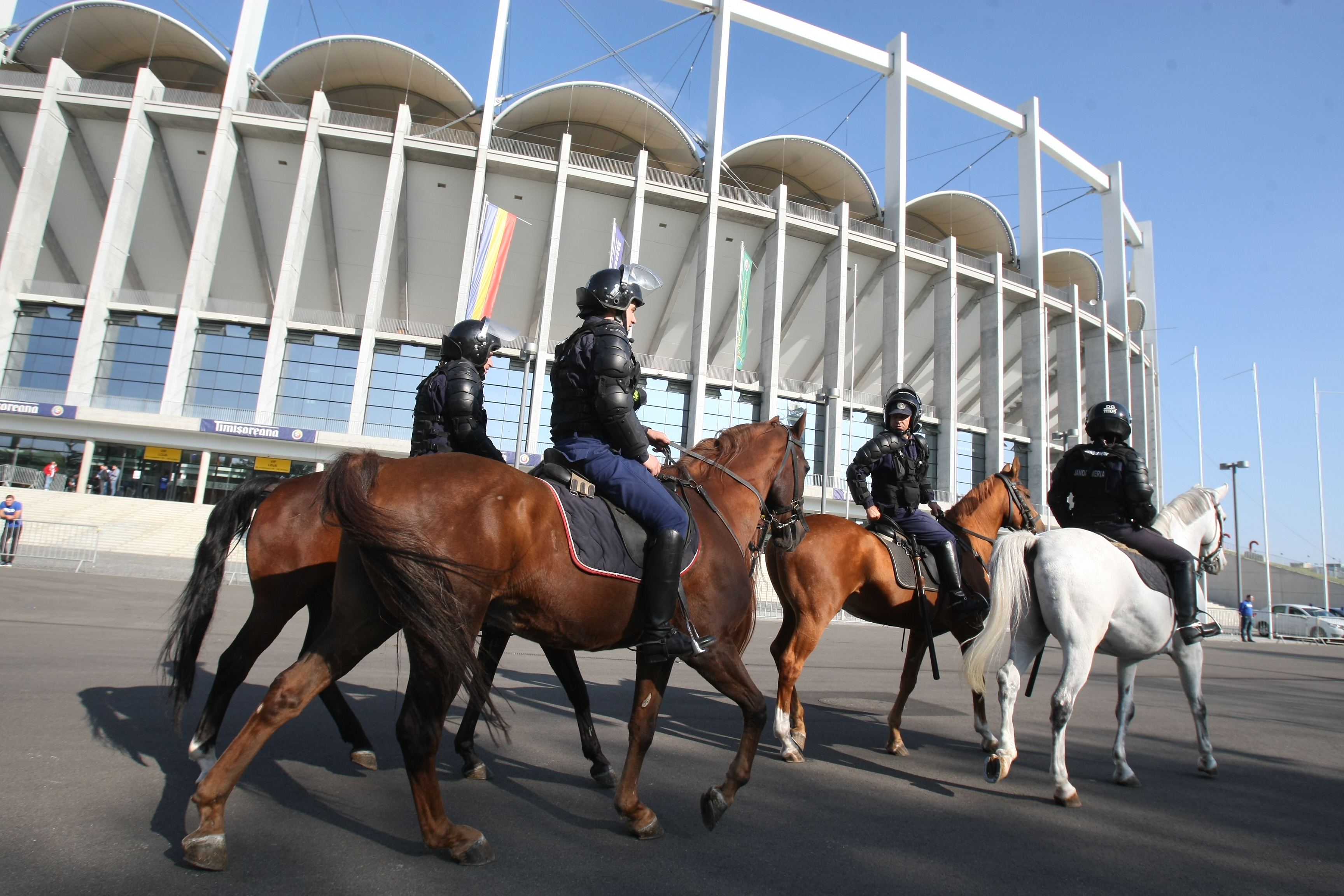 GALERIE FOTO / Suporterii maghiari sunt păziţi de poliţişti, la fan-zone-ul de la Electroaparataj
