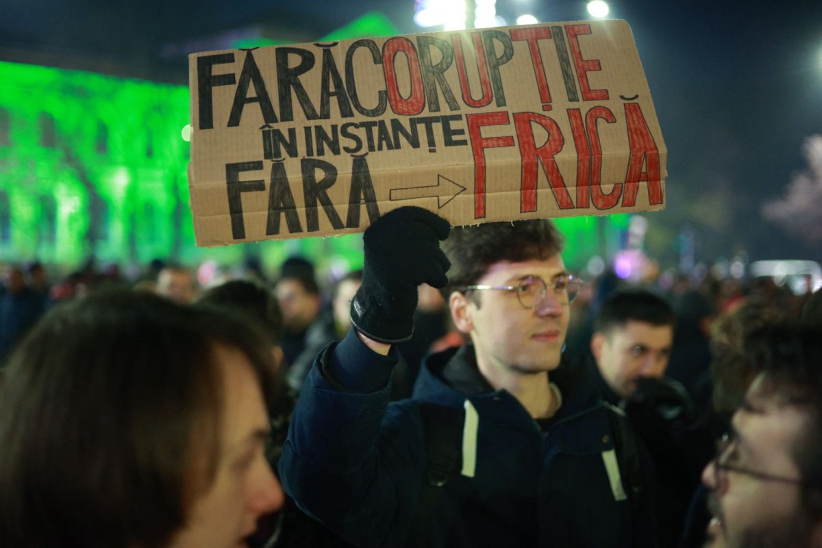 Nou protest în Piața Victoriei din București. Câteva mii de oameni au cerut demisia șefei Curții Supreme, Lia Savonea, pentru neregulile din justiție, în a patra zi consecutivă