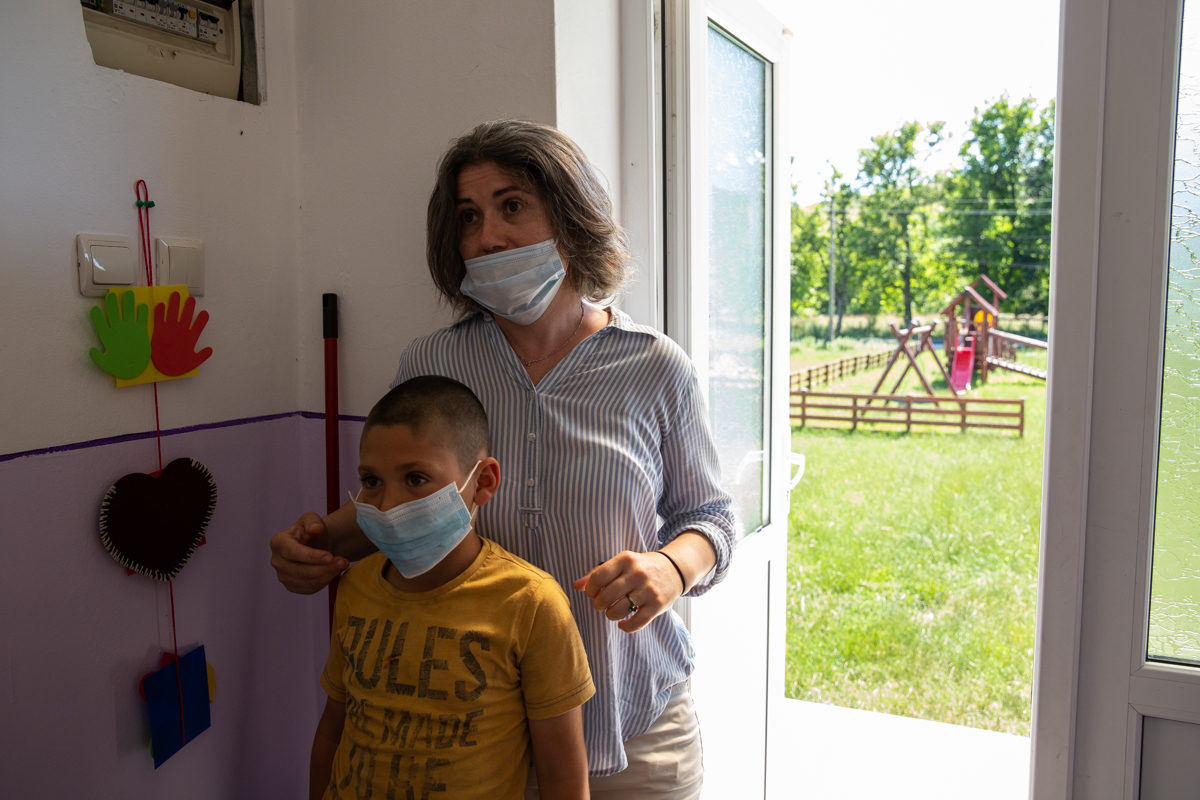 Într-un sat bântuit de sărăcie, un centru de zi le dă o șansă copiilor sărmani. „Nu poţi educa un copil flămând. Îi ungi o felie de pâine cu ceva şi apoi poți să-i umpli şi mintea cu matematică”