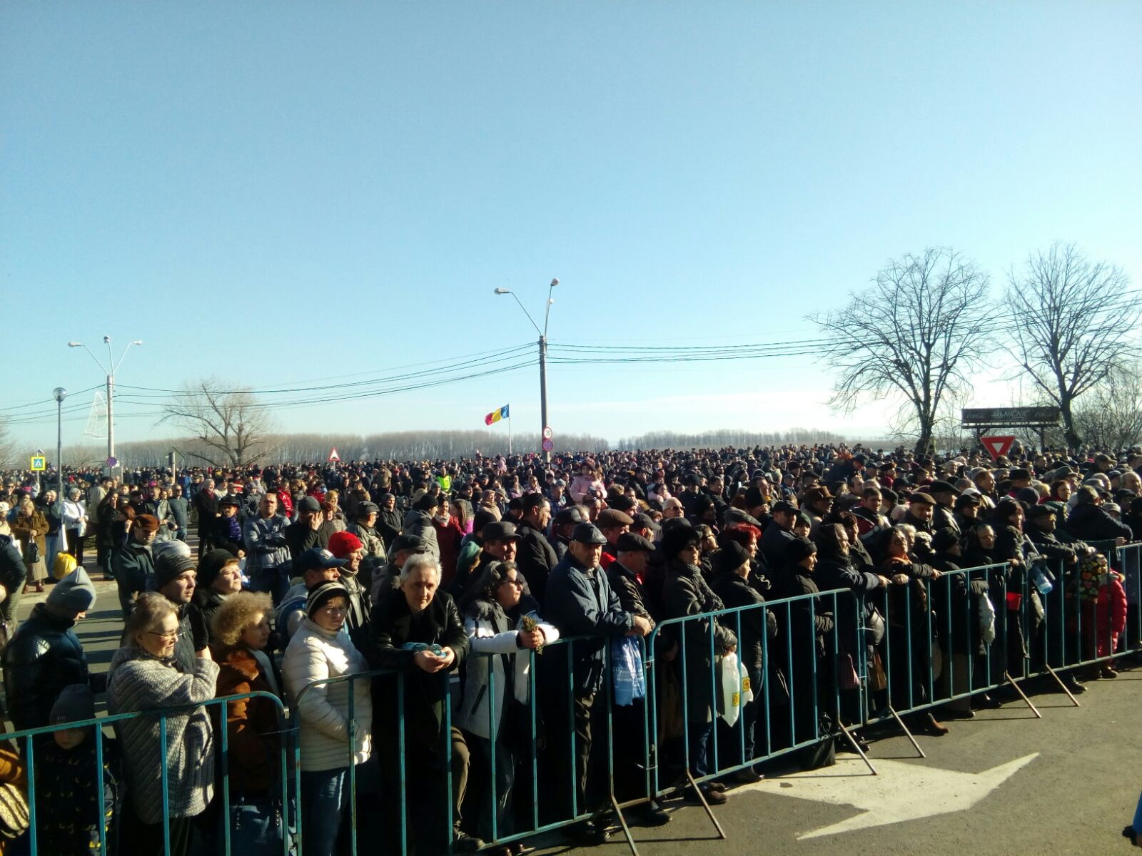 FOTO| La Galați, un electrician a recuperat crucea din Dunăre. Mii de persoane au fost la Slujba de Bobotează de pe faleză