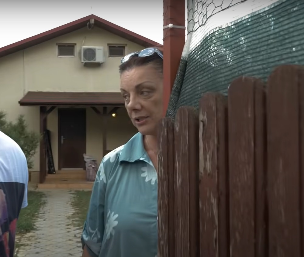 Imagini cu casa de la țară în care locuiește Carmen Tănase. S-a mutat din București într-un sat de lângă Târgoviște, unde are vilă cu grădină