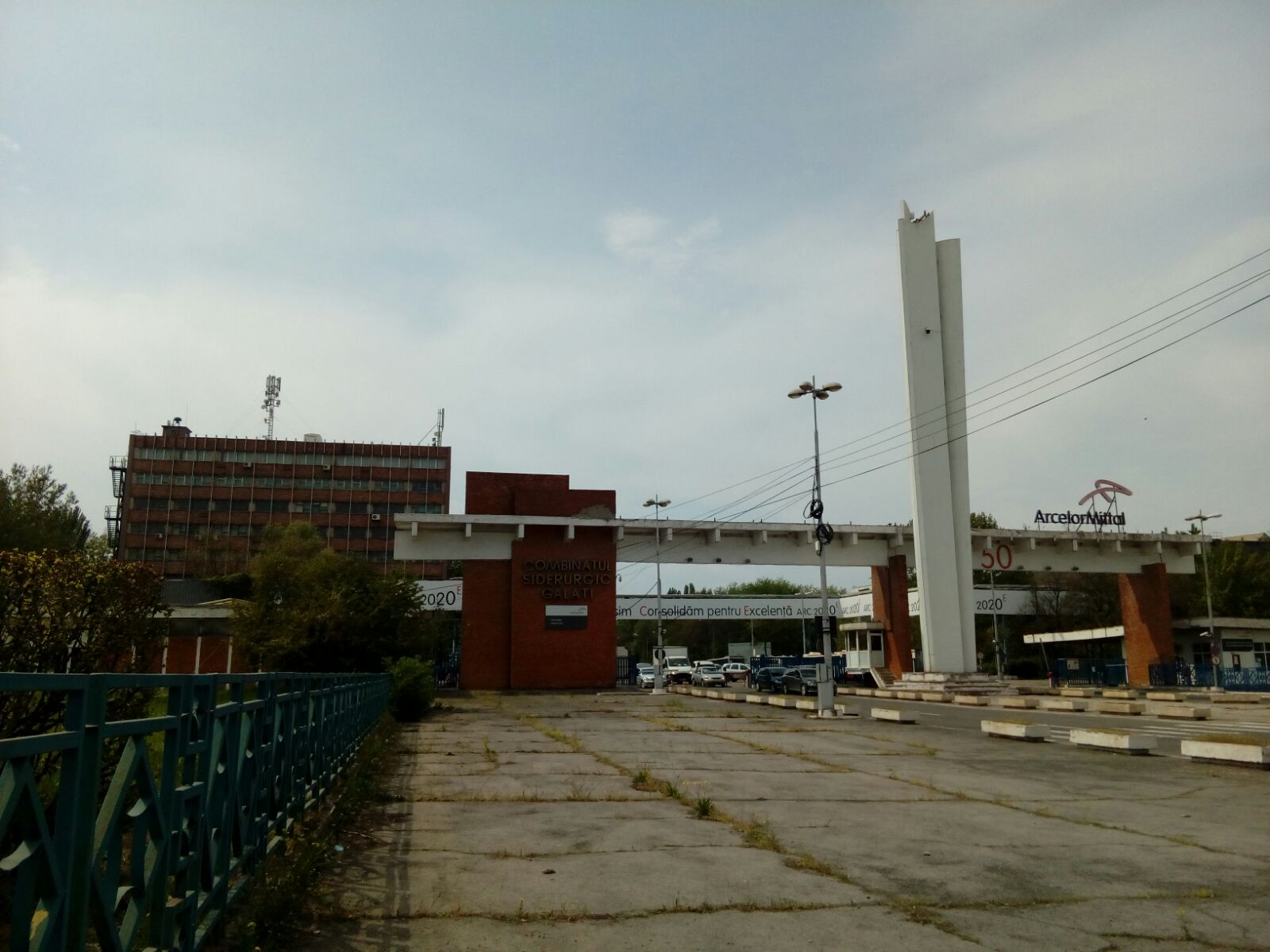 REPORTAJ/ Angajaţii ArcelorMittal Galaţi, între îngrijorare și speranță, înaintea vânzării. "Un şef spunea că cine ţine un ciorap găurit? Cine l-a găurit, nu tot ei?"