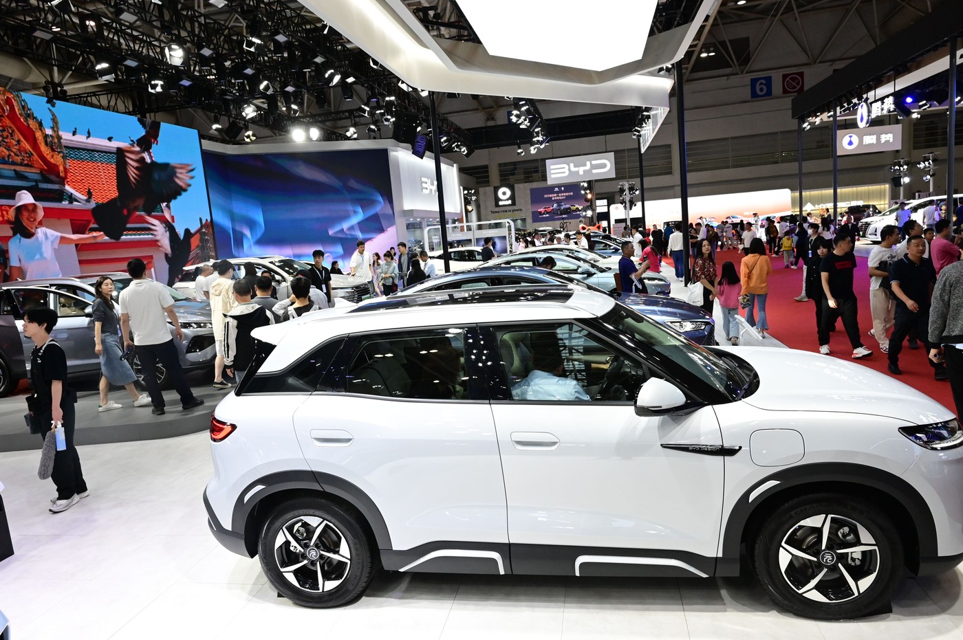Rivalitatea China-Europa se întețește la Salonul Auto de la Paris: „Cine plătește factura?”