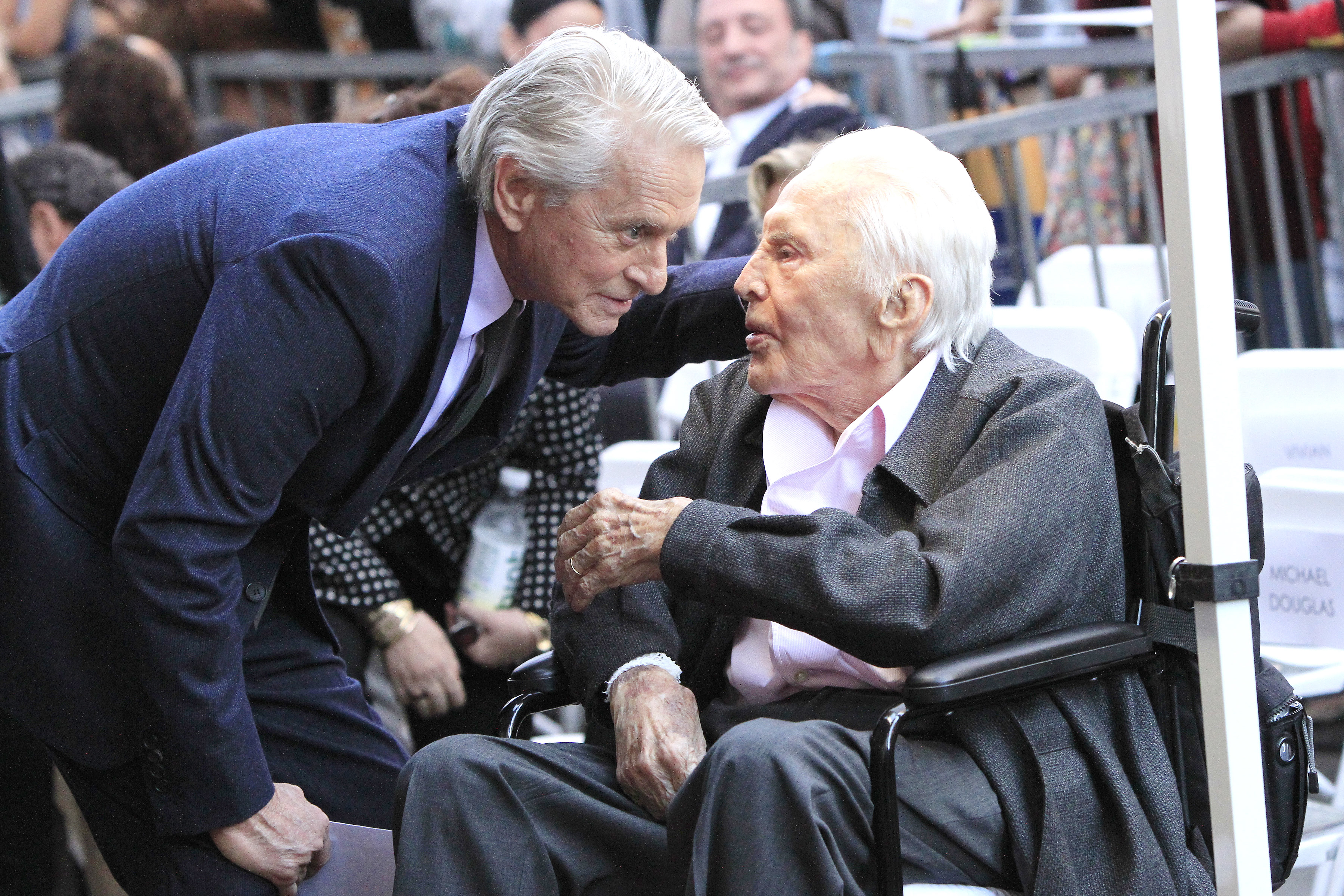 FOTO | Michael Douglas a primit o stea pe Walk of Fame. Imagini de la ceremonia de dezvelire