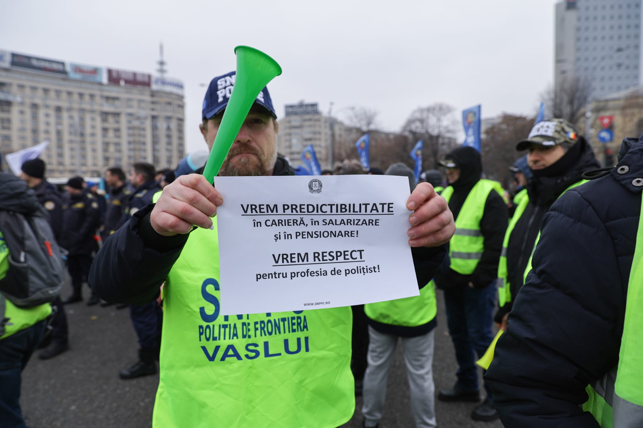Protest în Piața Victoriei al sindicatelor din penitenciare faţă de Ordonanţa „trenuleţ”: „Guvernul nu îngheaţă salariile, ci le taie”