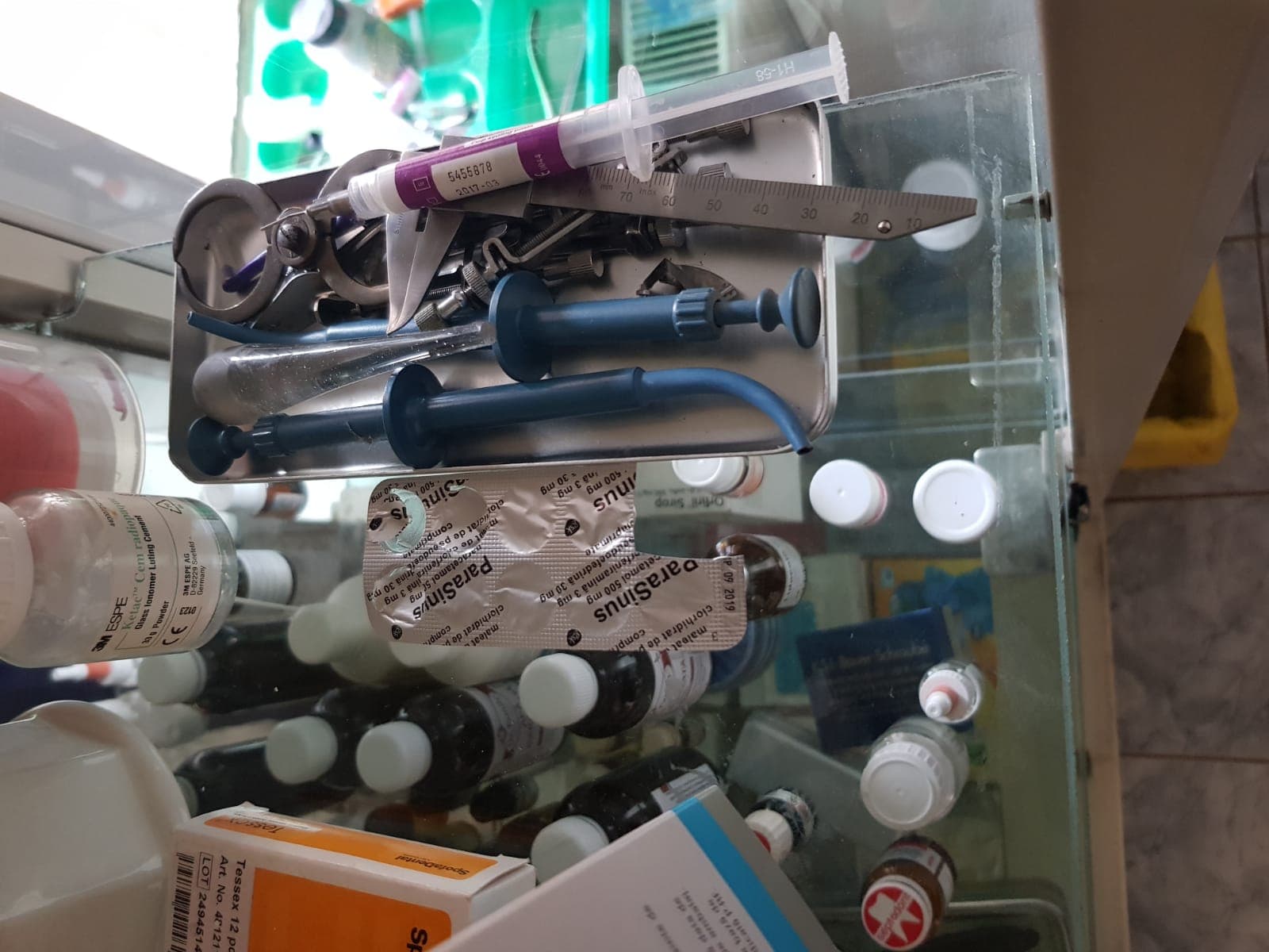 FOTO/VIDEO | Percheziții în Ilfov la un nou medic fals! Un zidar cu opt clase era dentistul satului