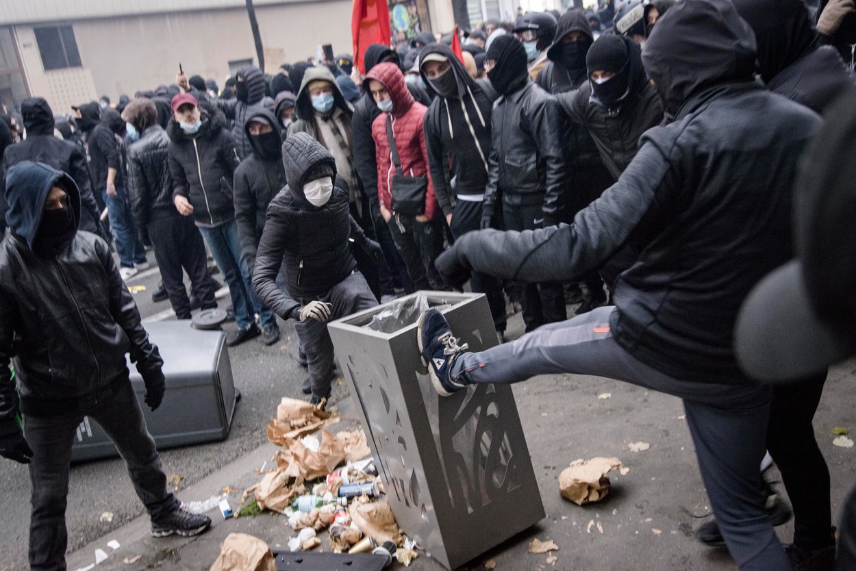 Incidente la Paris între protestatari și forțele de ordine. Mașini incendiate, gaze lacrimogene și focuri de artificii