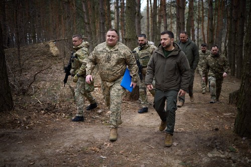 Zelenski, fotografiat în trașee și buncăre. Liderul ucrainean, în vizită la fortificațiile care se construiesc în Sumî | VIDEO