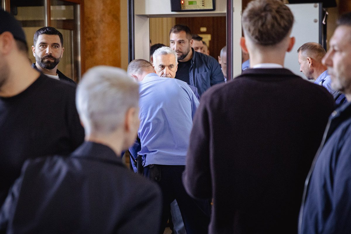 Călin Georgescu în sala de judecată. Ce a făcut în timpul procesului în care e acuzat de complicitate la tentativă de lovitură de stat