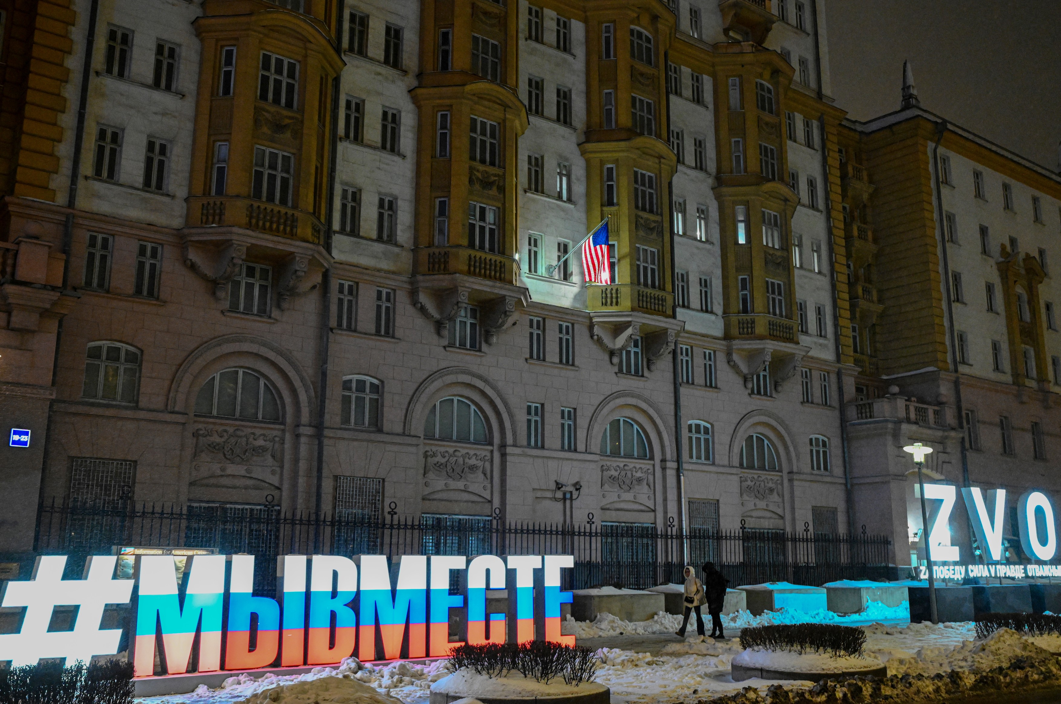 Două litere uriașe „Z” și „V”, simbolurile ofensivei militare rusești din Ucraina, amplasate în fața Ambasadei SUA din Moscova | FOTO