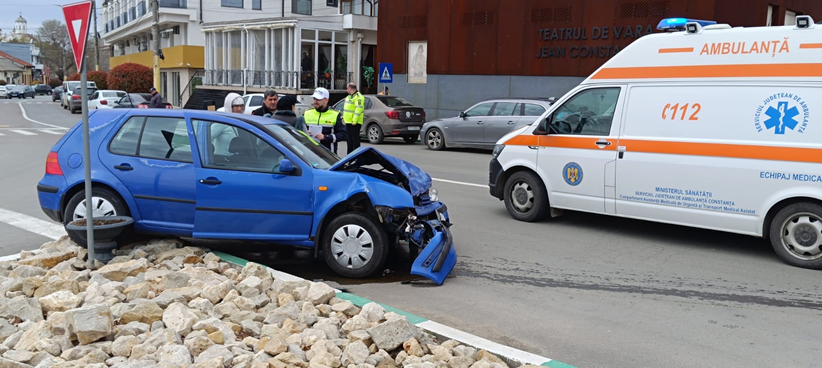 Patru copii, la spital, după un accident între un microbuz și o mașină la Techirghiol. A fost activat planul roșu de intervenție