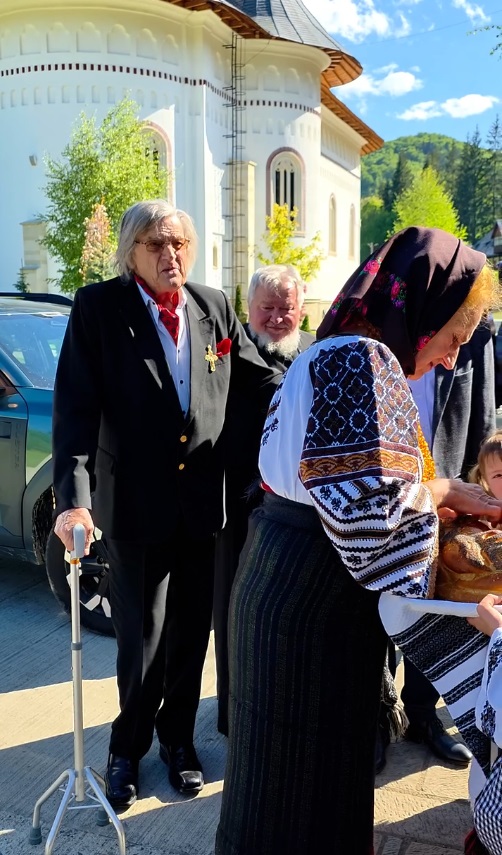 Apariția lui Florin Piersic în cârjă, la Putna. Marele actor și Sofia Vicoveanca au luat parte împreună la un eveniment cultural