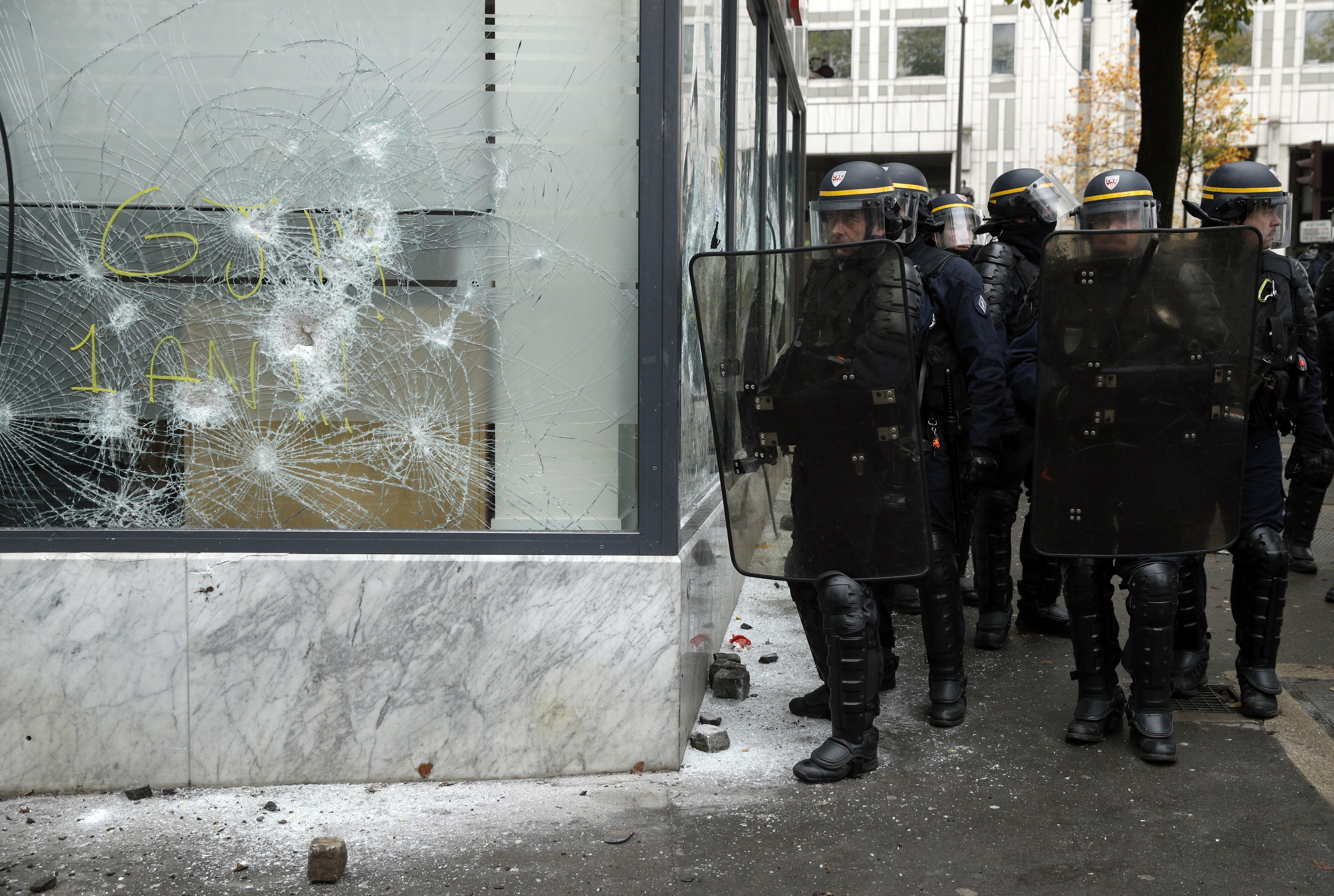 UPDATE | Noi violențe la Paris, la aniversarea unui an de la protestele „Vestelor Galbene”. Polițiștii au folosit gaze lacrimogene și au reținut peste 100 de persoane