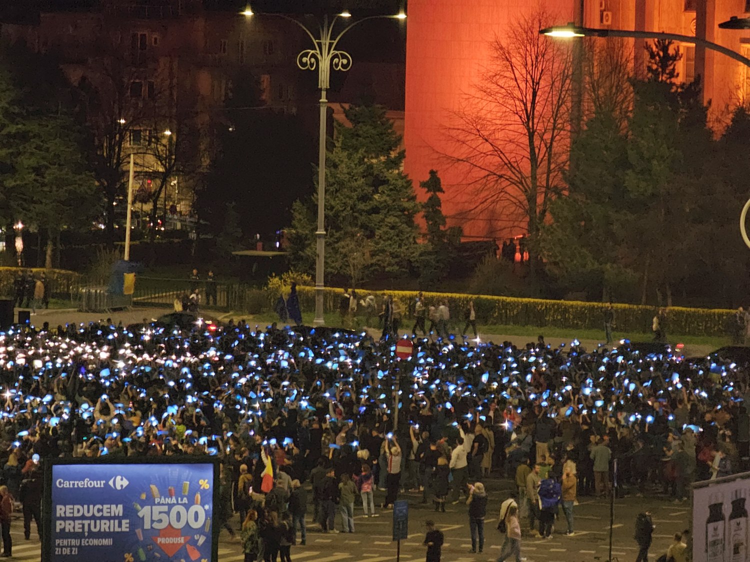 Miting EuRo Manifest în Piaţa Victoriei pentru susținerea apartenenţei la UE. Fanii lui Călin Georgescu, identificați de jandarmi