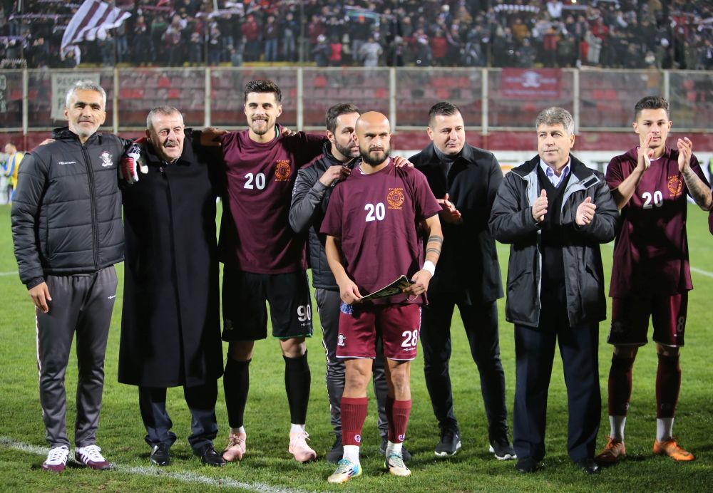 FOTO/Daniel Pancu, în genunchi în fața fanilor rapidiști! Declarație de dragoste pentru suporteri, la ultimul meci oficial pe stadionul Giulești: „De asta nu am jucat la Steaua, la Dinamo, datorită lor!”