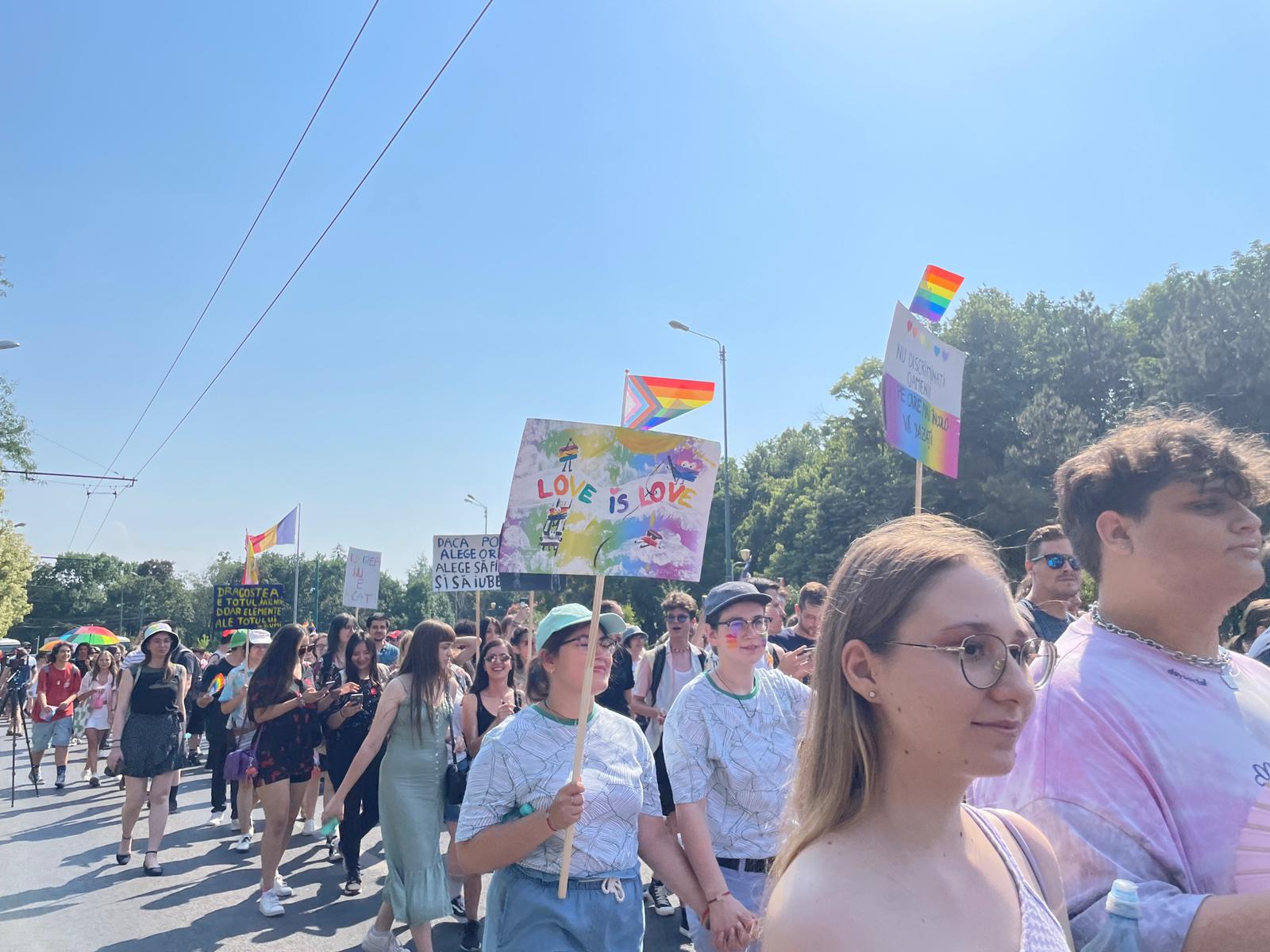 Sute de participanți la primul marș Pride din Timișoara. „Trăim într-o țară din UE care nu oferă nici o formă de recunoaștere cuplurilor de același gen”