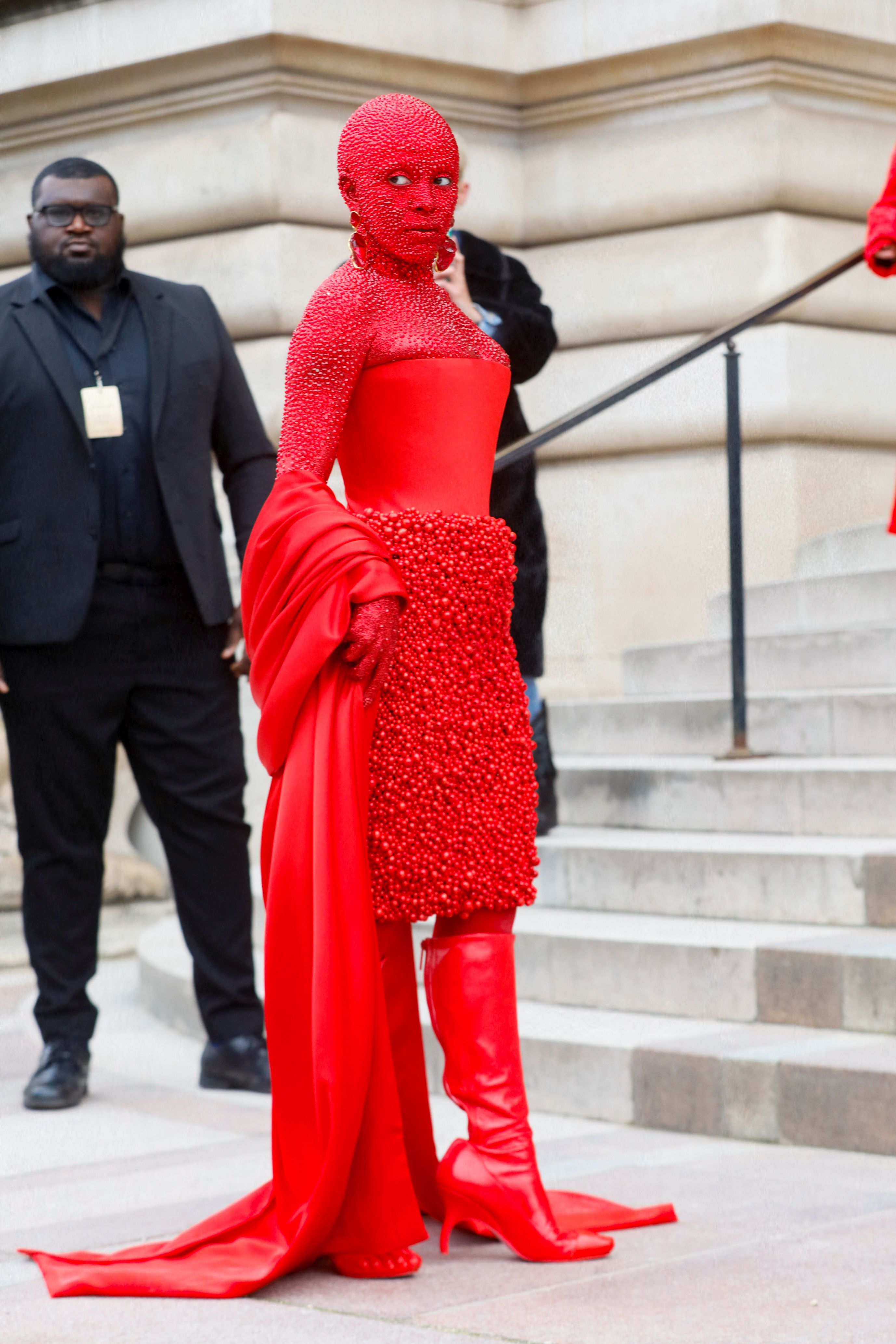 Doja Cat, apariție controversată la Paris Fashion Week. Și-a acoperit corpul cu peste 30.000 de cristale Swarovski