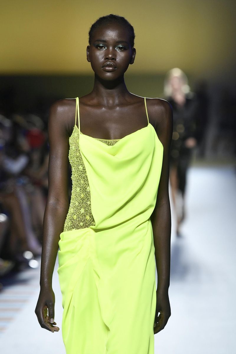 Adut Akech, o tânără refugiată, a fost desemnat cel mai bun model al lumii. Adut Akech le-a devansat pe surorile Hadid și Kendall Jener
