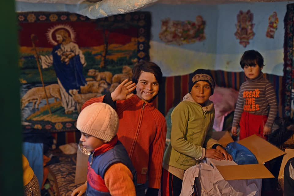 Preotul Damaschin din Iași a dat pachete de Paște pentru 4.000 de copii din familii nevoiașe. „Ne-au ajutat oameni din țară și din străinătate, studenți care au renunțat la banii de buzunar, bunici care au dat din banii de înmormântare”