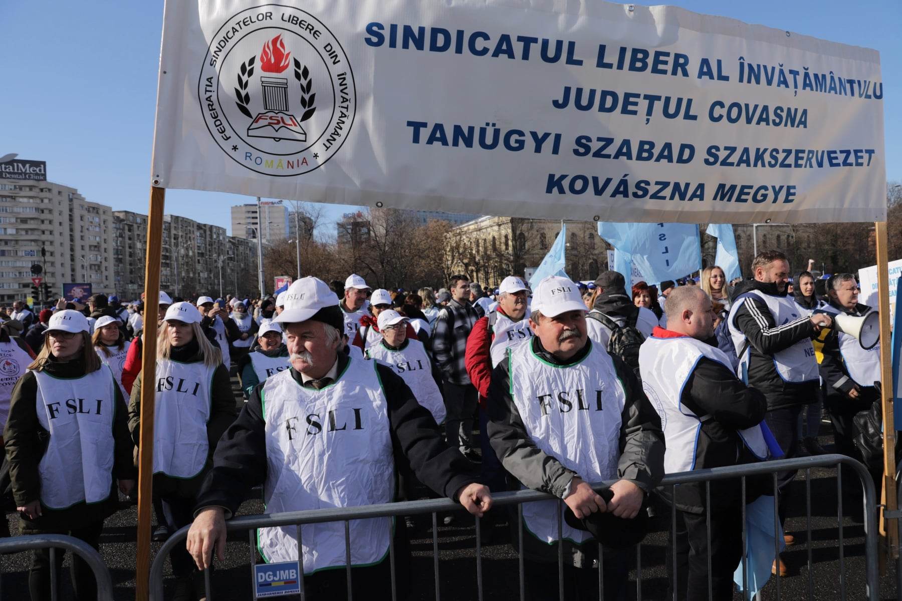 Federaţiile din Educaţie au ieșit în stradă și au protestat în fața Guvernului: „Mereu sacrificați, niciodată respectați. Vrem salarii decente”