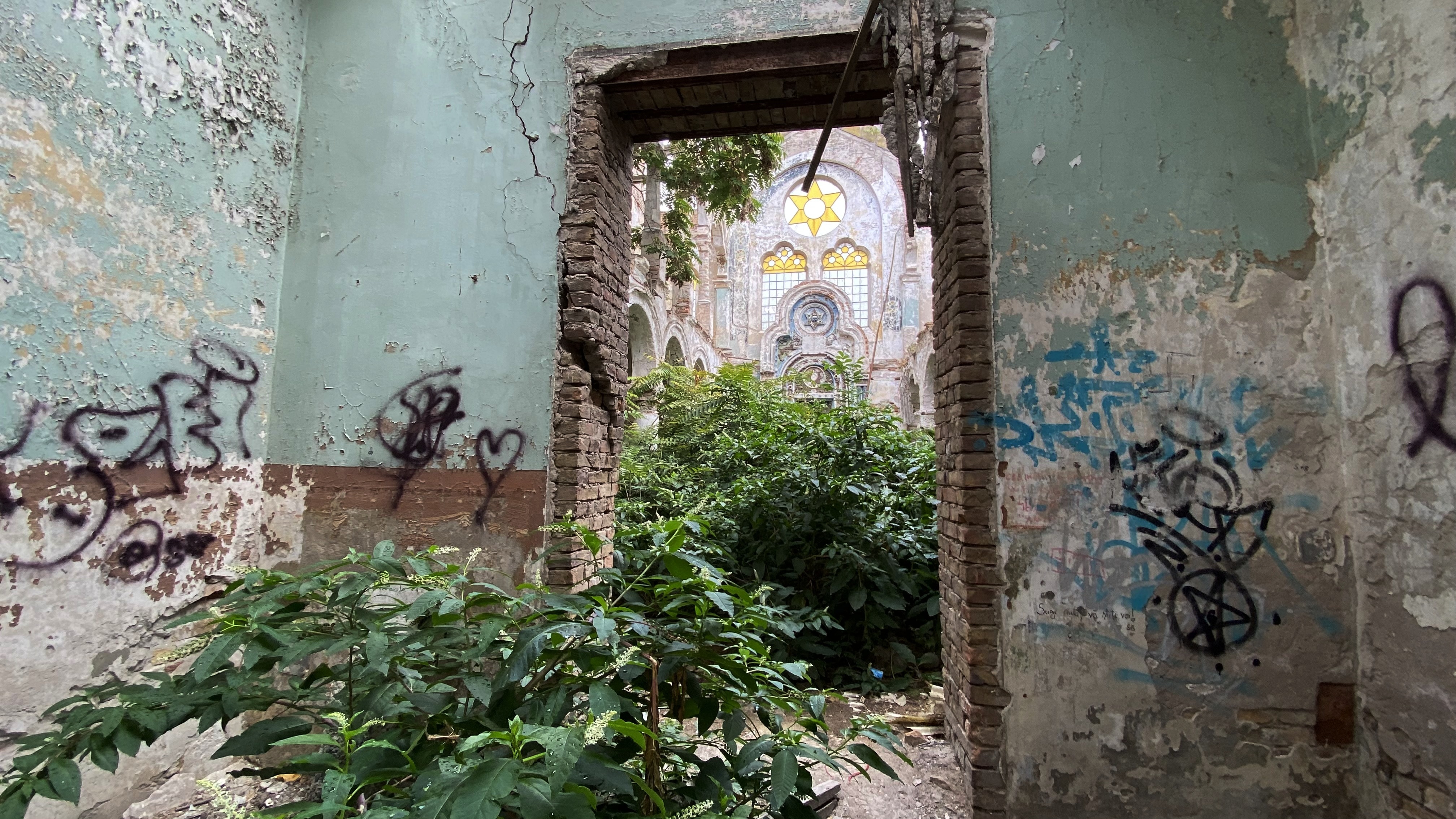 Sinagoga din Constanța, ruina de la malul mării. Clădirea comunității evreiești e în pericol de prăbușire, dar urmează să fie readusă la viață cu două milioane de euro