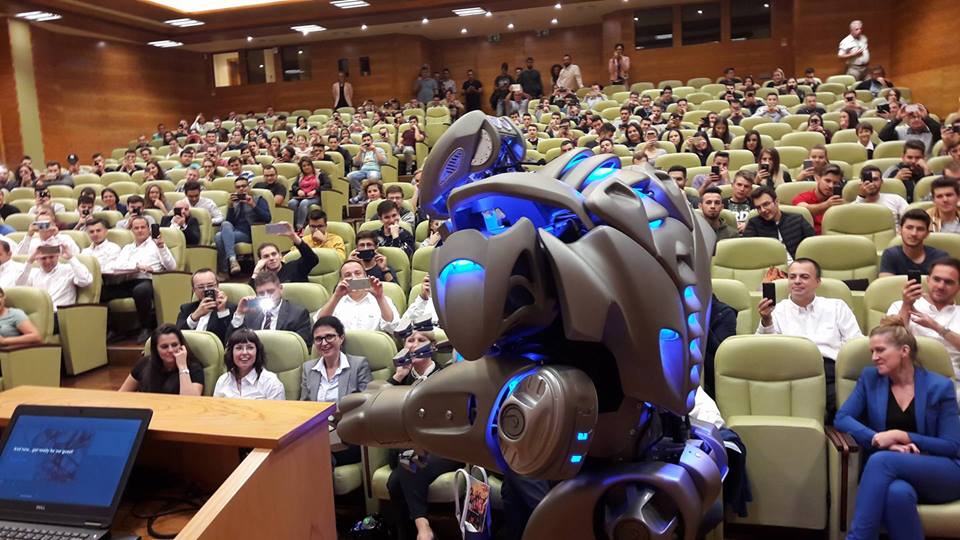 Titan, robotul care cântă și dansează, a ajuns la Timișoara. Androidul cu inteligență artificială a urcat pe scenă alături de Rihanna
