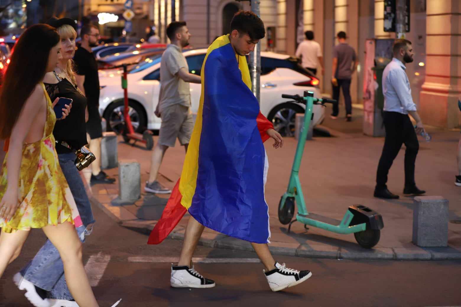 Sărbătoare și la București! Atmosferă incendiară în Piața Universității după ce tricolorii s-au calificat în optimi la Euro 2024