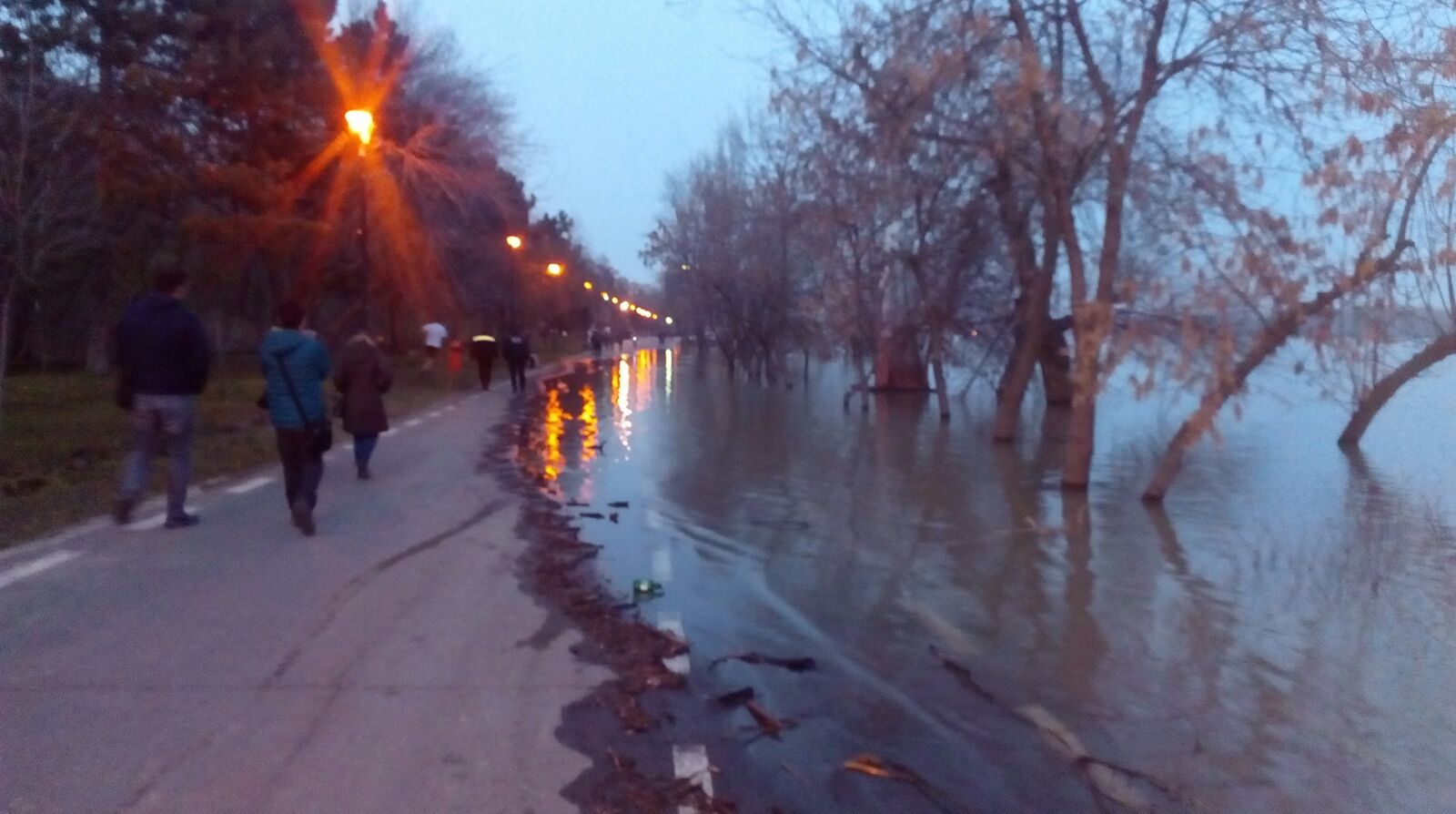 Dunărea, pe cale să treacă peste cota de inundații la Galați. La Şantierul Naval Damen se pun saci cu nisip pentru protejarea halelor/ FOTO