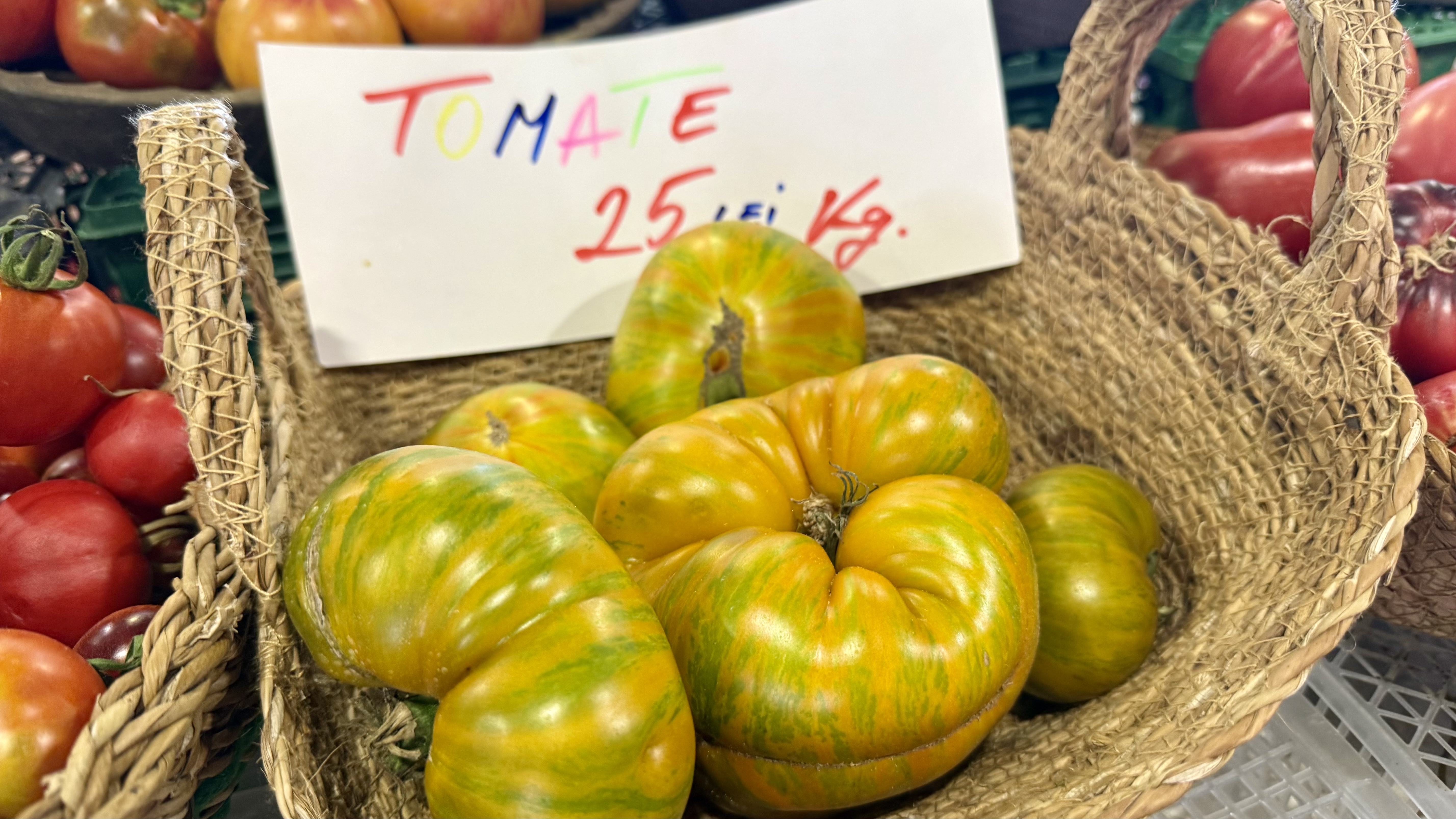 Toată lumea se oprește la această tarabă cu roșii din Piața Obor. Cât costă kilogramul de roșii negre, galbene și portocalii
