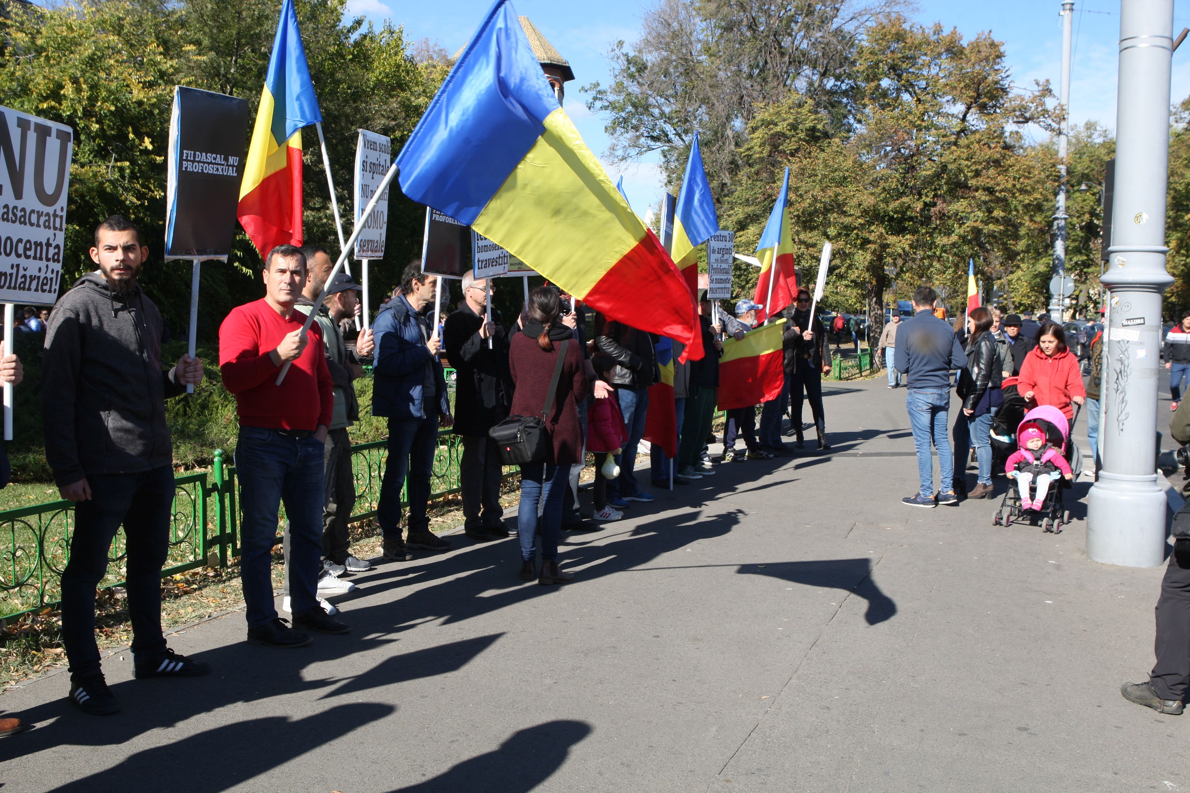 GALERIE FOTO / Protest al părinților în Piața Victoriei, joi, împotriva propagandei homosexuale în școli