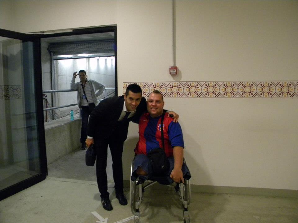 GALERIE FOTO / Minune de Sărbători în România! ^Steaua a ridicat din nou în picioare un fan cu membrele inferioare amputate