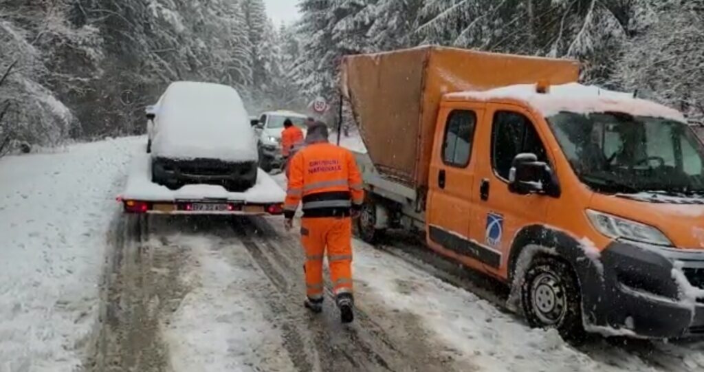 Trafic blocat pe DN 1 și pe drumul spre Râșnov, din cauza zăpezii. Coloane de câțiva kilometri