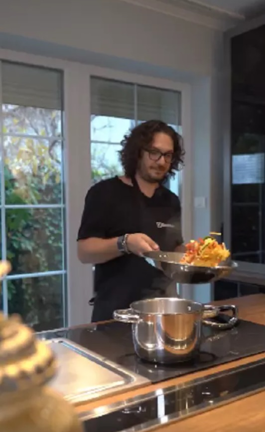 Imagini cu casa în care locuiește Florin Dumitrescu cu familia. Are o bucătărie semiprofesională, asemănătoare cu cele din restaurante