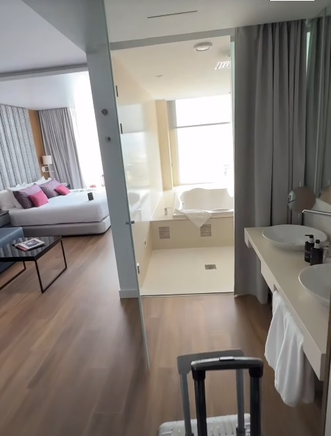 Imagini din vacanța lui Cătălin Botezatu. Unde se relaxează creatorul de modă, care nu apare alături de noua iubită: „În sfârșit”