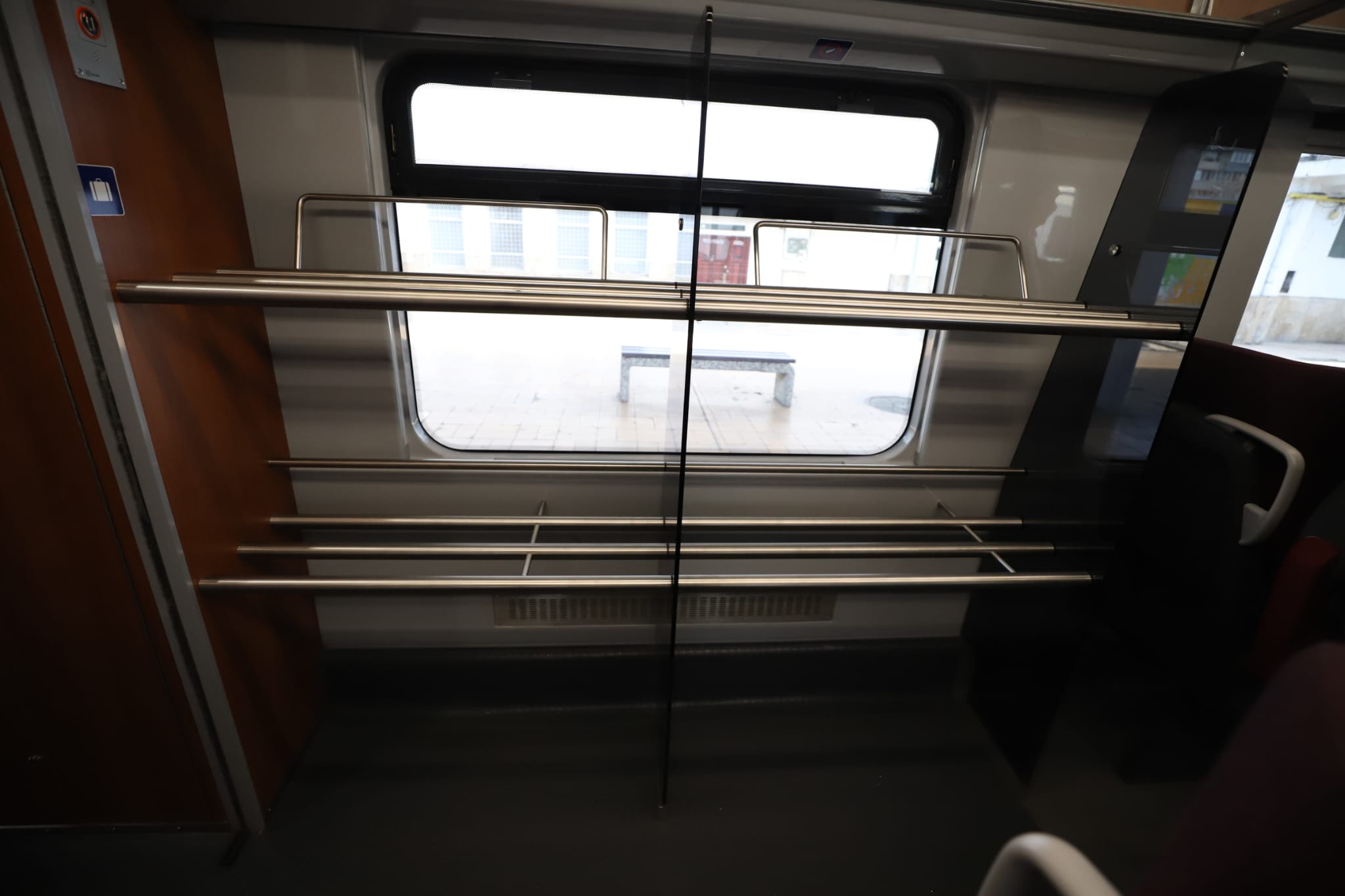 Viteză, confort și lift pentru persoane cu dizabilități. Primul tren modernizat complet circulă de astăzi pe ruta București-Constanța