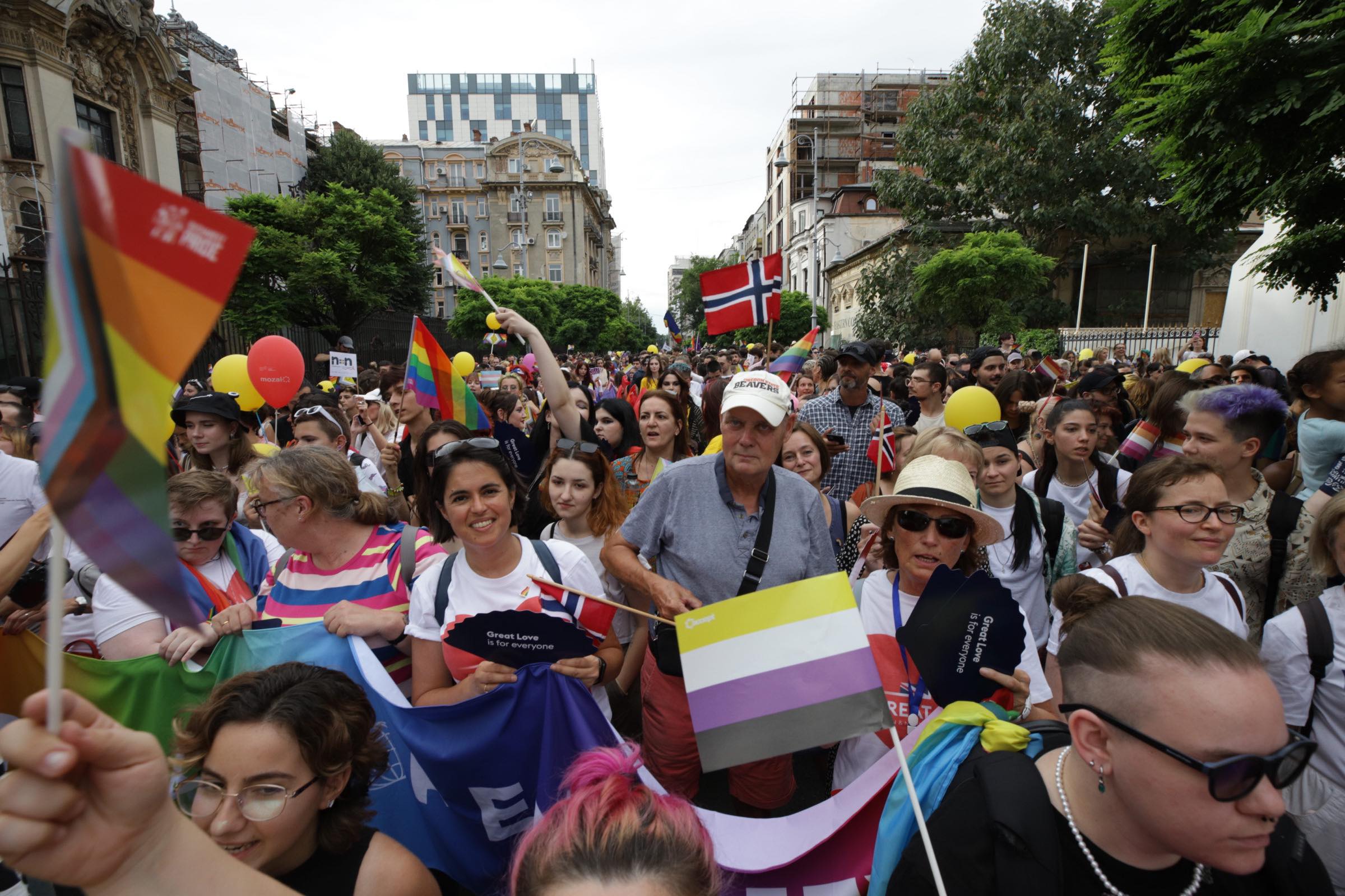 Aproape 25.000 de oameni au participat la Bucharest Pride, la câteva ore după ce 150 de persoane au luat parte la „Marșul normalității”